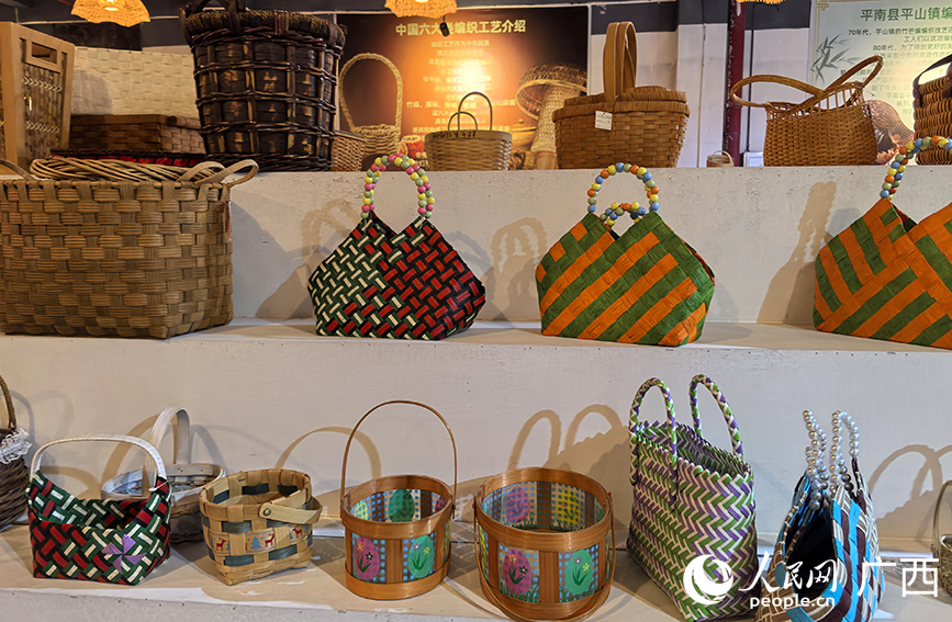 “老手艺”编出时尚工艺品。人民网 付华周摄